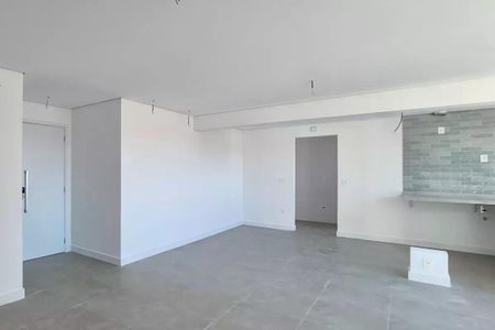 Apartamento à venda com 117m², 3 quartos e 2 vagasEspaço de sala com paredes brancas e piso de porcelanato, iluminação natural e não decorado.