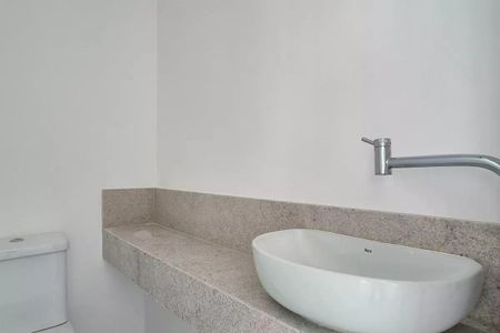 Apartamento à venda com 117m², 3 quartos e 2 vagasBanheiro com pia e vaso sanitário brancos, com bancada de granito e piso de azulejo.