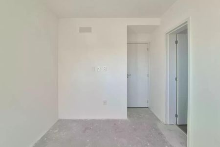 Apartamento à venda com 117m², 3 quartos e 2 vagasPiscina com paredes brancas e chão de concreto, com uma porta branca no fundo.