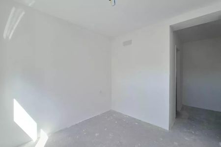 Apartamento à venda com 117m², 3 quartos e 2 vagasSala com paredes brancas e piso de concreto, iluminada por luz natural e artificial.