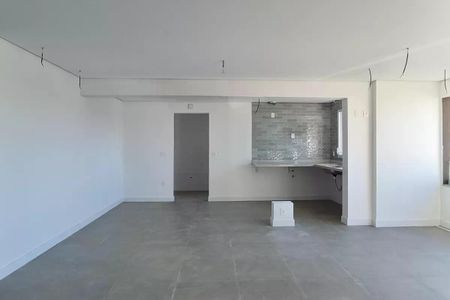 Apartamento à venda com 117m², 3 quartos e 2 vagasEspaço de banheiro com piso de porcelanato e teto branco, sem mobiliário.