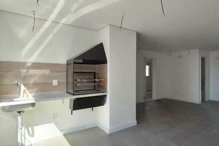 Apartamento à venda com 117m², 3 quartos e 2 vagasCozinha com churrasqueira e pia, com iluminação natural e iluminação artificial, com piso de cerâmica e bancada de granito.