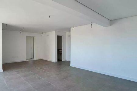 Apartamento à venda com 117m², 3 quartos e 2 vagasEspaço amplo e iluminado, com piso de porcelanato e paredes brancas, sem decoração ou mobiliário.