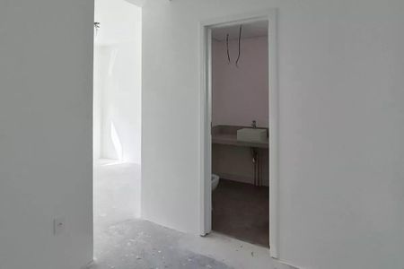 Apartamento à venda com 117m², 3 quartos e 2 vagasBanheiro com piso de porcelanato e pia branca, sem armários ou móveis.