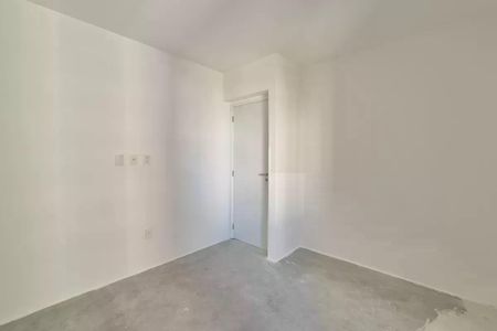 Apartamento à venda com 117m², 3 quartos e 2 vagasCÃmara com paredes brancas e piso de concreto, sem mobiliário ou decoração.