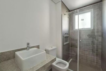 Apartamento à venda com 117m², 3 quartos e 2 vagasBanheiro com pia e vaso sanitário, com chuveiro e janela pequena, com iluminação boa e nível de decoração básico.