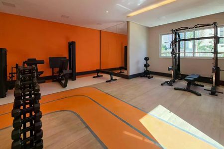 Apartamento à venda com 117m², 3 quartos e 2 vagasGinásio com equipamentos de treino e piso de madeira, com vista para o exterior.