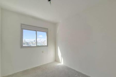 Apartamento à venda com 117m², 3 quartos e 2 vagasVista para o lado de fora, com janelas grandes e iluminação natural, em um quarto com piso de madeira e paredes brancas.