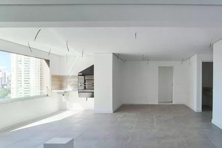 Apartamento à venda com 117m², 3 quartos e 2 vagasBanheiro com piso de porcelanato, pia e vaso sanitário brancos, e janela com vista para edifícios altos.