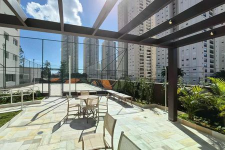 Apartamento à venda com 117m², 3 quartos e 2 vagasVaranda com vista para o prédio e o céu azul com nuvens brancas.