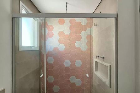 Apartamento à venda com 117m², 3 quartos e 2 vagasBanheiro com piso de azulejos, paredes de azulejos e teto branco, com uma janela pequena e iluminação boa.