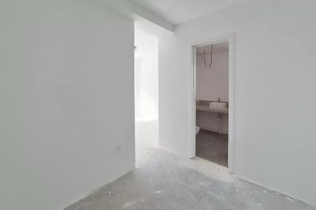Apartamento à venda com 117m², 3 quartos e 2 vagasParede branca e chão de concreto, com uma porta aberta para uma área com uma pia e uma bancada de granito.