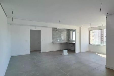 Apartamento à venda com 117m², 3 quartos e 2 vagasEspaço de cozinha com pés e paredes brancas, iluminação natural, e vista para o prédio ao fundo.