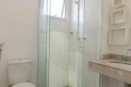 Apartamento à venda com 34m², 1 quarto e 1 vagaBanheiro com piso de porcelanato, pia de granito e chuveiro de vidro.