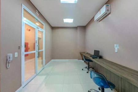 Apartamento à venda com 34m², 1 quarto e 1 vagaParede com porta de vidro e porta de metal, com iluminação natural e iluminação artificial.