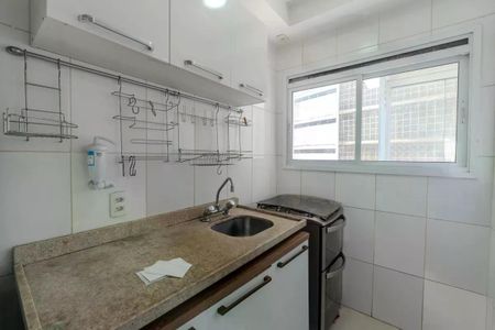 Apartamento à venda com 34m², 1 quarto e 1 vagaCozinha com pia, fogão e armários brancos, com iluminação natural e iluminação artificial.