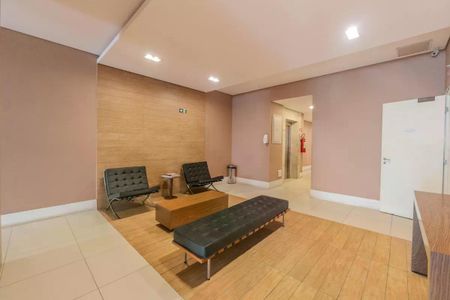 Apartamento à venda com 34m², 1 quarto e 1 vagaSala de espera com duas cadeiras e um sofá, com uma porta ao fundo.