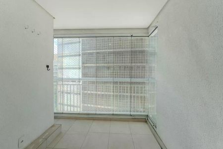 Apartamento à venda com 34m², 1 quarto e 1 vagaParede branca com janela de vidro e grade, com vista para o prédio ao lado.