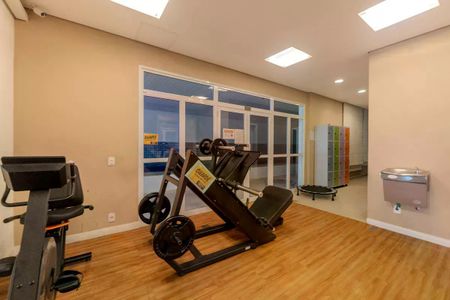 Apartamento à venda com 34m², 1 quarto e 1 vagaGinásio com equipamentos de treino e uma porta de vidro.
