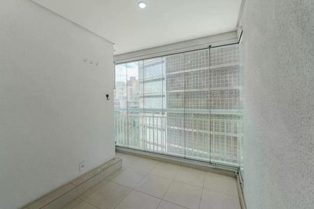 Apartamento à venda com 34m², 1 quarto e 1 vagaParede branca com janela grande e vista para o lado de fora, com um piso de porcelanato e iluminação natural.