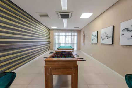 Apartamento à venda com 34m², 1 quarto e 1 vagaSala de jogos com mesa de bilhar e foquebol, com decoração moderna e iluminação adequada.