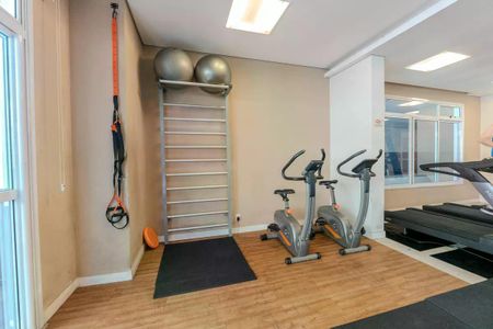 Apartamento à venda com 34m², 1 quarto e 1 vagaGinásio com equipamentos de exercícios e uma parede de treinamento físico.