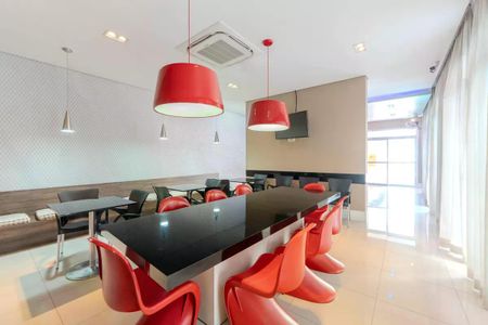 Apartamento à venda com 34m², 1 quarto e 1 vagaSala com mesa de granito e iluminação vermelha, com pouca decoração.