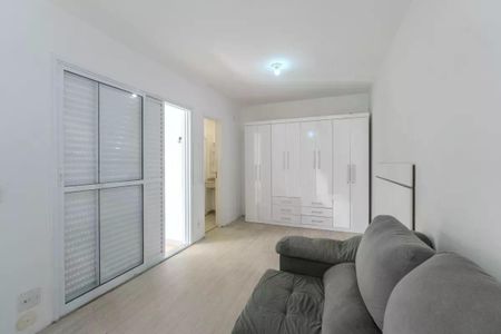 Apartamento à venda com 34m², 1 quarto e 1 vagaSala com móveis brancos e uma porta de vidro com persianas de madeira.