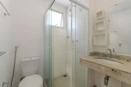 Apartamento à venda com 34m², 1 quarto e 1 vagaBanheiro com chuveiro, pia e vaso sanitário, com janela e iluminação natural.