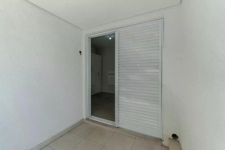 Apartamento à venda com 34m², 1 quarto e 1 vagaParede branca com porta de vidro e janela de madeira, com iluminação natural e boa qualidade de iluminação artificial.
