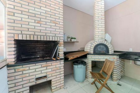 Apartamento à venda com 34m², 1 quarto e 1 vagaPátio com churrasqueira e forno de pizza, com mesa e cadeira de madeira, e piso de cerâmica.