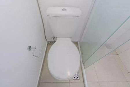 Apartamento à venda com 34m², 1 quarto e 1 vagaBanheiro com piso de porcelanato e vaso sanitário branco.