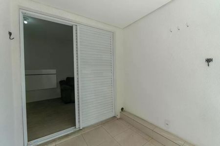 Apartamento à venda com 34m², 1 quarto e 1 vagaPatio com porta de vidro e divisória de madeira, com iluminação natural e boa qualidade de iluminação artificial.