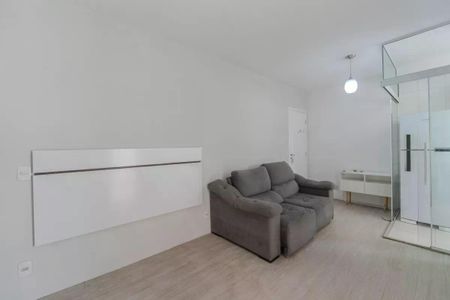 Apartamento à venda com 34m², 1 quarto e 1 vagaSala com sofá e iluminação adequada, com uma decoração simples e minimalista.
