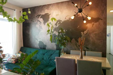 Sala com paredes com mapa do mundo, sofá verde e mesa de jantar com iluminação moderna. de apartamento à venda com 2 quartos, 57m² em Brás, São Paulo