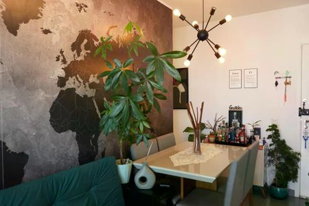 Sala com mesa de jantar, iluminação moderna e decoração com plantas e objetos de arte. de apartamento à venda com 2 quartos, 57m² em Brás, São Paulo