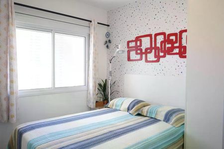 Apartamento à venda com 57m², 2 quartos e 1 vagaQuarto simples com cama de solteiro e móveis minimalistas, iluminado por uma lâmpada de mesa.