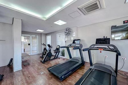 Apartamento à venda com 57m², 2 quartos e 1 vagaSala de academia com equipamentos de ginástica e academia, com iluminação boa e piso de madeira.