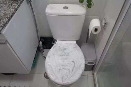 Apartamento à venda com 57m², 2 quartos e 1 vagaCozinha com piso de porcelanato, bancada de granito e geladeira.