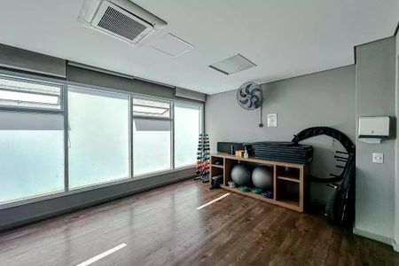 Apartamento à venda com 57m², 2 quartos e 1 vagaSala de academia com equipamentos de ginástica e iluminação adequada.