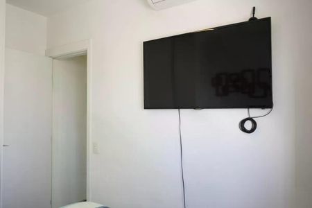 Apartamento à venda com 57m², 2 quartos e 1 vagaTelevisão montada na parede, com fio exposto, em uma sala branca e simples.