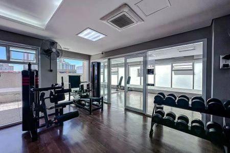 Apartamento à venda com 57m², 2 quartos e 1 vagaPiscina com vista para a cidade, equipada com cadeiras e mesas, e iluminada por luz natural.
