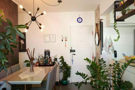 Sala de estar com mesa de jantar, iluminação moderna e decoração verde e branca. de apartamento à venda com 2 quartos, 57m² em Brás, São Paulo