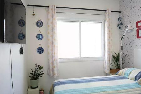 Apartamento à venda com 57m², 2 quartos e 1 vagaQuarto simples com cama de solteiro, TV e decoração minimalista.