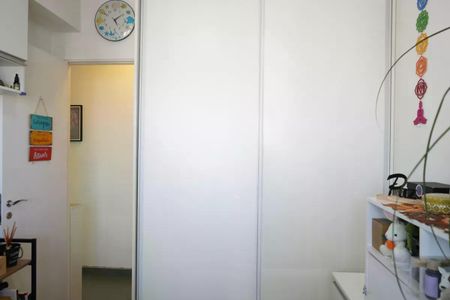 Apartamento à venda com 57m², 2 quartos e 1 vagaCasa com cozinha moderna e mobiliário simples, com um relógio na parede e uma porta de vidro.
