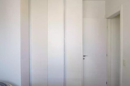 Cabinete de armário branco com portas duplas e fechadura de segurança. de apartamento à venda com 2 quartos, 57m² em Brás, São Paulo