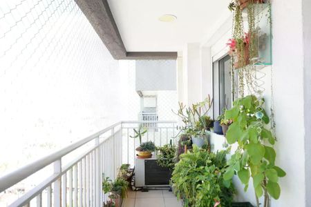 Apartamento à venda com 57m², 2 quartos e 1 vagaBalcony com vista para a cidade, com plantas e móveis simples.