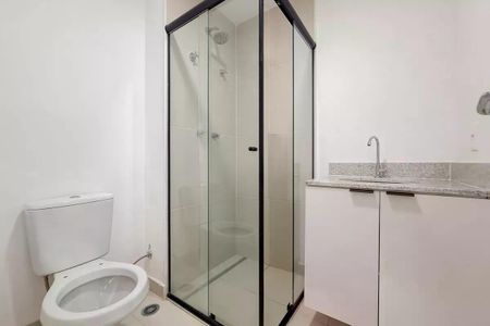 Apartamento à venda com 28m², 1 quarto e sem vagaBanheiro com chuveiro e pia, com piso de porcelanato e bancada de granito.