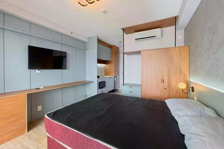 Apartamento à venda com 28m², 1 quarto e sem vagaQuarto com cama, TV e ar condicionado, com uma pequena cozinha e uma porta para a varanda.