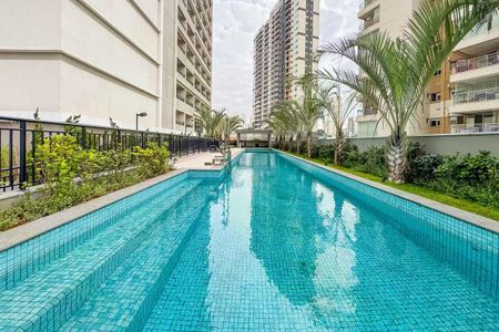 Apartamento à venda com 28m², 1 quarto e sem vagaPiscina com decoração de jardim e edifícios de apartamentos ao redor.